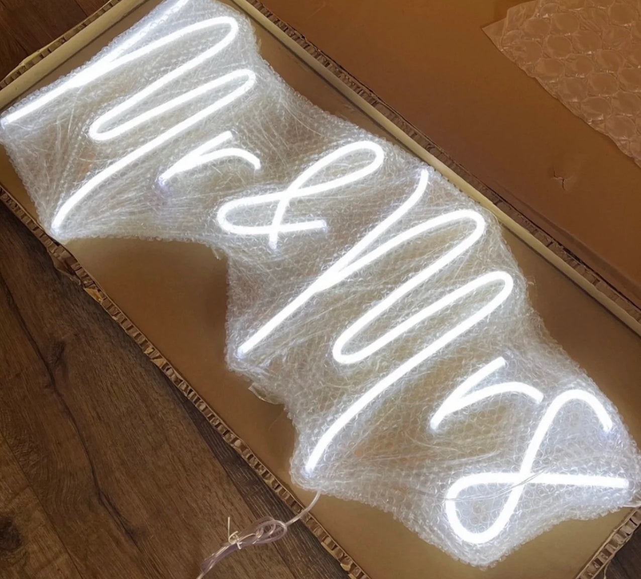 "MR & MRS" NEON SIGN